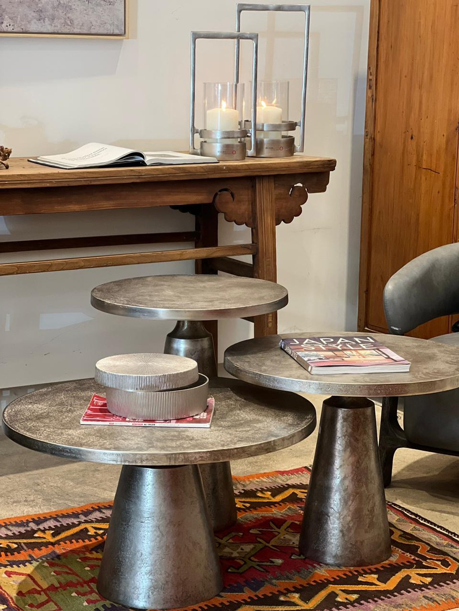 Sala de estar industrial moderna con alfombra geométrica y mesas metálicas — proyecto Nuevos ingresos, por DESDE ASIA, en Palermo Soho